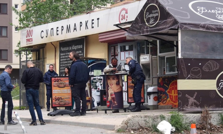 Жена намушка четирима души в магазин във Варна